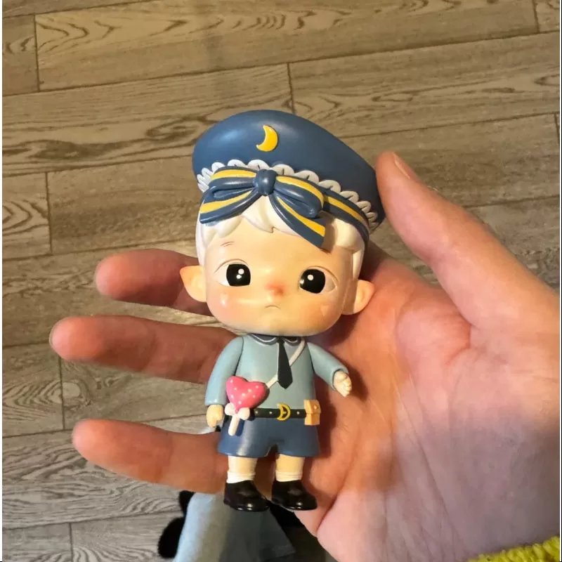Hacipupu Little Moon Police Figurine 2021 begränsad upplaga Hacipupu Little Moon Police Figurine 2021 begränsad upplaga