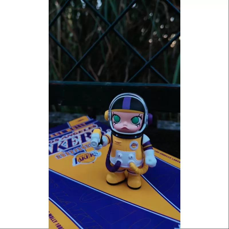 MEGA SPACE MOLLY 100 % NBA Los Angeles Lakers 2023 LIMITED MEGA SPACE MOLLY 100 % NBA Los Angeles Lakers 2023 LIMITED